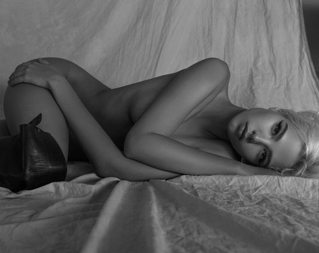 Алеся Кафельникова вернулась в социальные сети с эротической фотосессией. Топ самых смелых и ярких фотосессий Алеси Кафельниковой после выхода из наркотического угара